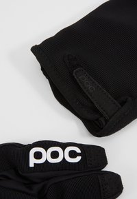 Guanti neri realizzati in tessuto testurizzato, con un logo bianco "poc" sul polsino e una chiusura in Velcro per una vestibilità sicura.