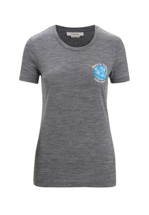 Camiseta gris de manga corta con una gráfica azul de la Tierra y texto blanco "Move to Nature icebreaker" en el pecho izquierdo.