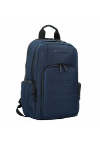 Mochila de color azul marino con un exterior texturizado, detalles en negro, múltiples compartimentos con cremallera y correas de hombro acolchadas.