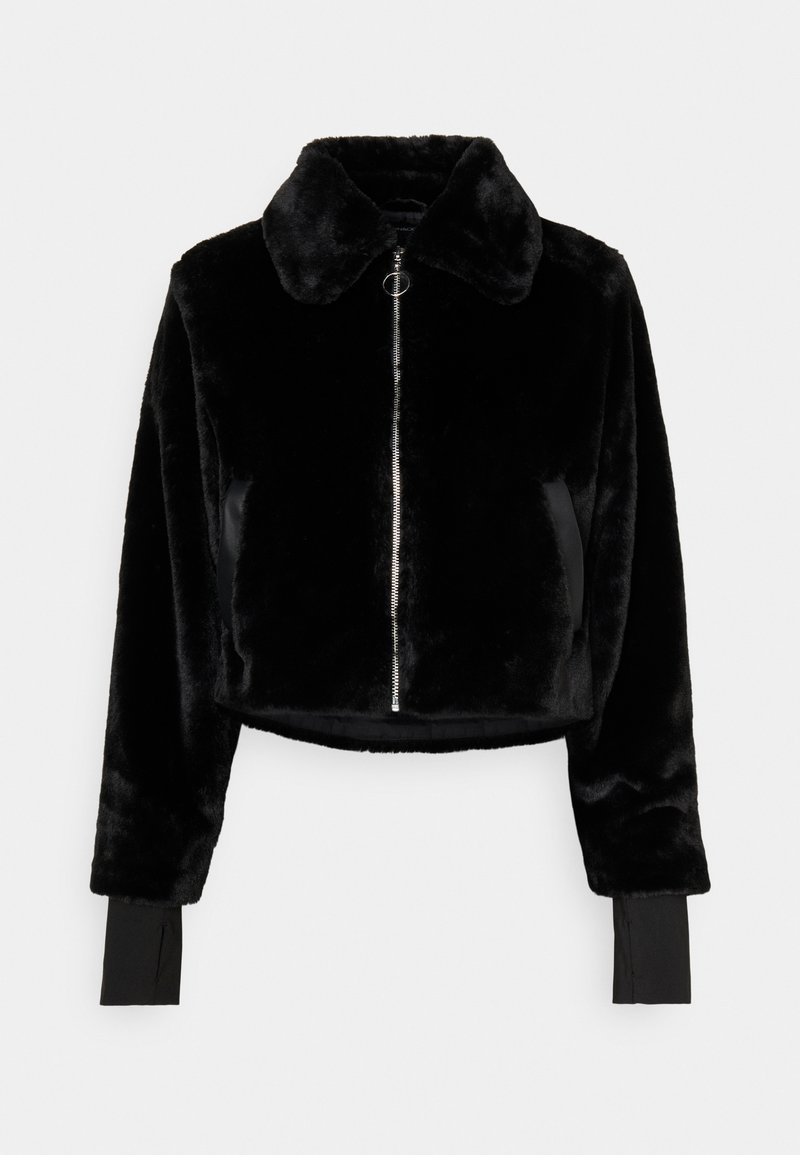 Svart faux fur kort jacka med dragkedja, stor krage och långa ärmar med svarta stickade muddar. Mjuk textur och stilren design.