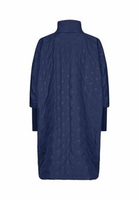 Abrigo acolchado navy con cuello alto, que presenta una superficie texturizada y patrones circulares, y mangas largas con puños de canalé.