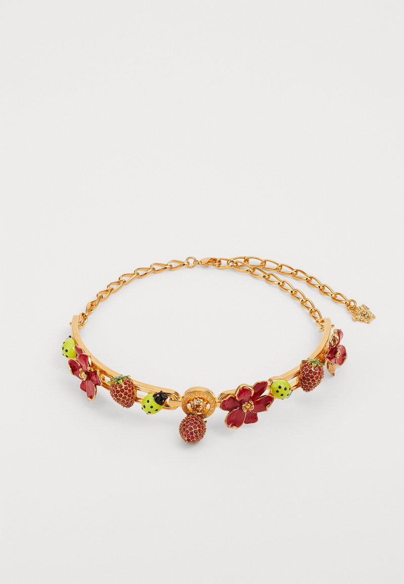 Zlatý choker zdobený červenými květinami, zelenými beruškami a texturovanými jahodami, s řetízkovým prodloužením a dekorativním kováním.