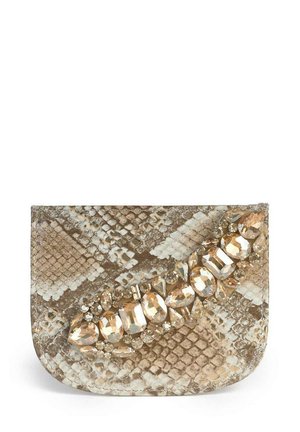 Clutch con estampado de piel de serpiente en beige y dorado con forma curvada. Presenta un destacado arreglo decorativo de piedras preciosas en la parte frontal.