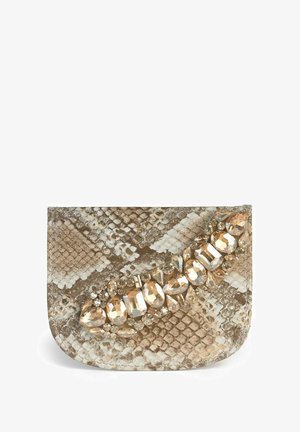 Clutch con estampado de piel de serpiente en beige y dorado con forma curvada. Presenta un destacado arreglo decorativo de piedras preciosas en la parte frontal.