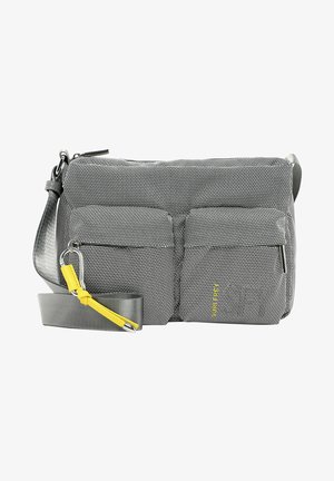 Grau gewebte Stoff-Crossbody-Tasche mit zwei vorderen Reißverschlusstaschen, verstellbarem Schultergurt und gelbem Akzent am Reißverschluss.