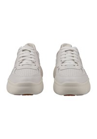 Scarpe da ginnastica bianche con tomaia in pelle testurizzata, punta rotonda e suola in gomma spessa. Caratterizzate da lacci e dettagli perforati sui lati.