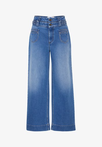 Džínové kalhoty s širokými nohavicemi v modré barvě mají spletený vyšší pas s dvěma knoflíky, pět kapes a vybledlý vzhled na stehnech.