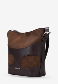 Bolso de cuero marrón y ante con un diseño ondulante contrastante, correa ajustable y herrajes plateados. Logo exhibido en la parte frontal.