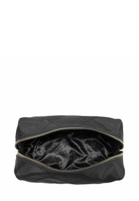 Czarna pikowana torba nylonowa z złotym zamkiem i satynowym wnętrzem. Torba ma prostokątny kształt, gładką fakturę i otwarty wierzch.