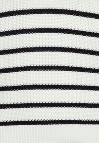 Tejido de punto a rayas que presenta franjas horizontales alternas en blanco y negro. La textura parece texturada y ligeramente elástica.