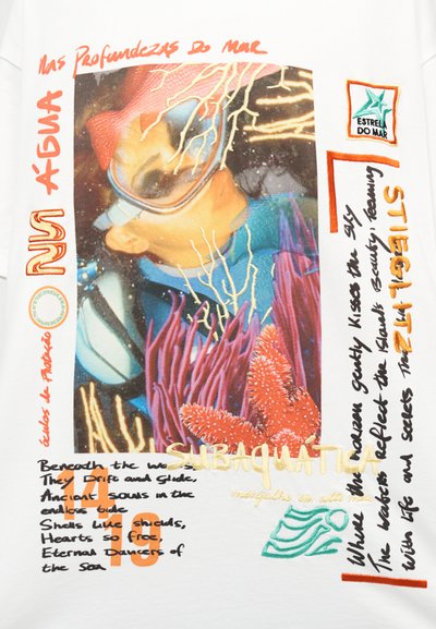 Καταδύτης με μάσκα και σωλήνα αναπνοής κάτω από το νερό ανάμεσα σε κοράλλια και θαλάσσια αστέρια, περιβάλλεται από πολύχρωμο χειρόγραφο κείμενο στα πορτογαλικά και αγγλικά.