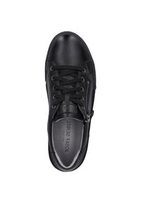 Sneaker in pelle nera con punta arrotondata, allacciatura frontale e zip laterale. Presenta una texture liscia e minimi dettagli di cucitura.