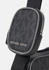 Michael Kors CAMERA BAG POUCH SET - Umhängetasche - black multi