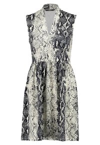 Sukienka bez rękawów w czarno-kremowy wzór przypominający skórę węża, z dekoltem w serek i marszczonym taliowaniem, wykonana z lekkiego materiału.
