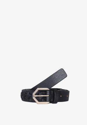 Ceinture en cuir tressé noir avec une sangle lisse et plate et une boucle géométrique en argent, présentant une surface texturée et un design minimaliste.
