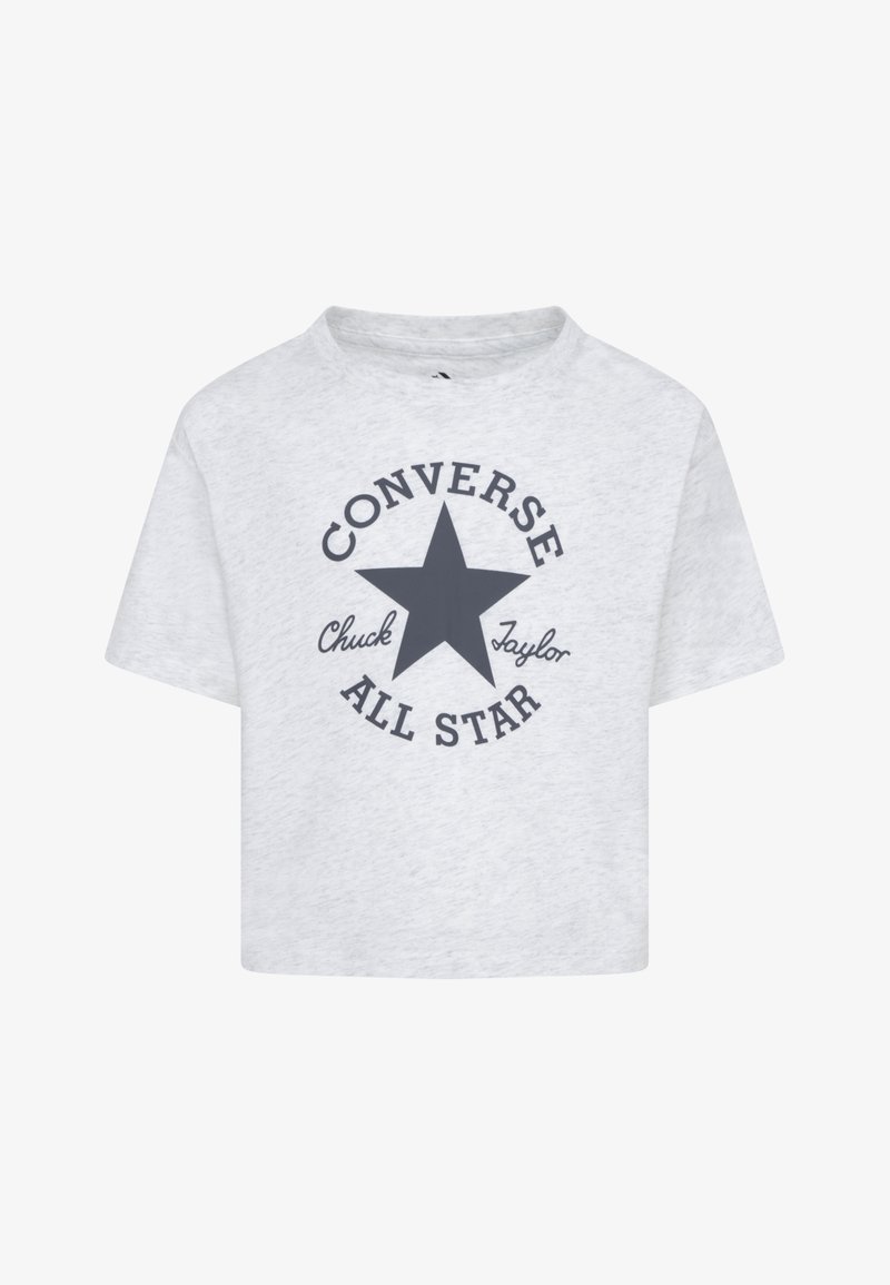 Pelēks īsām piedurknēm T-krekls, izgatavots no kokvilnas ar apaļu kakla izgriezumu, ar tumša zvaigznes logotipu un melnu tekstu "CONVERSE ALL STAR".