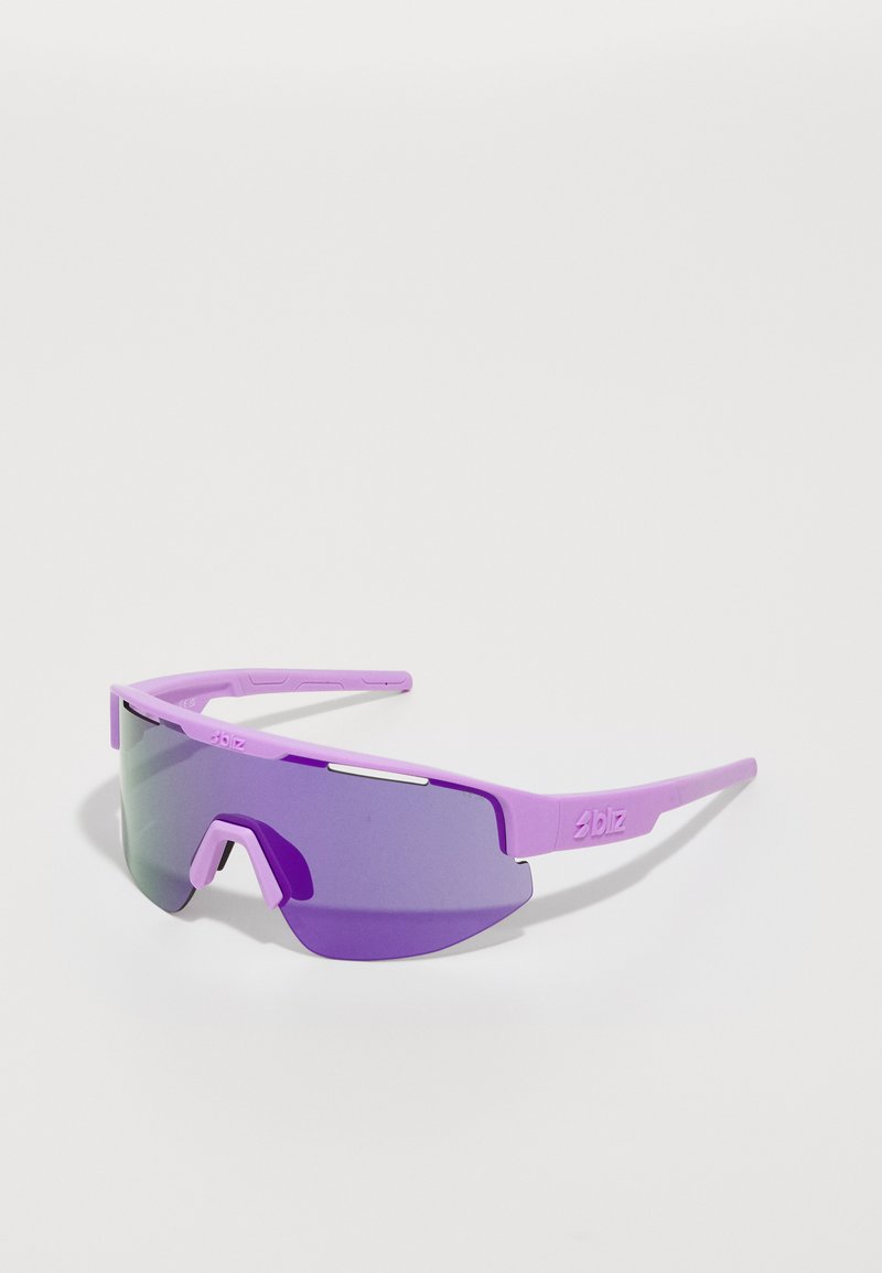 Lunettes de sport violettes avec un design enveloppant, finition mate lisse et verres dégradés. Pont nasal notable et logo sur les tempes.