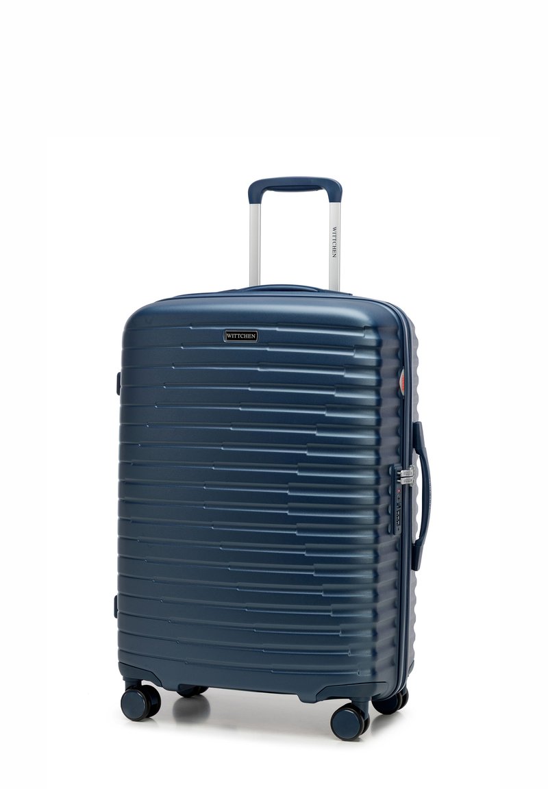 Navy harde koffer met een getextureerd geribd ontwerp, een bovenhandgreep, een uitschuifbare aluminium trolleygreep en vier wielen voor mobiliteit.