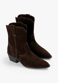 Donkerbruine suède cowboylaarzen met een spitse neus, verticale stiksels en een stevige hak, met decoratieve zijkapsels.