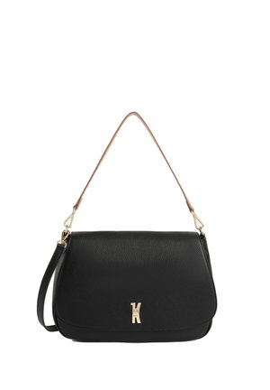 Borsa a tracolla in pelle nera con chiusura a patta, fibbia dorata e manico e tracolla beige removibili.