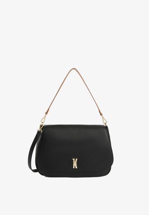 Borsa a tracolla in pelle nera con chiusura a patta, fibbia dorata e manico e tracolla beige removibili.