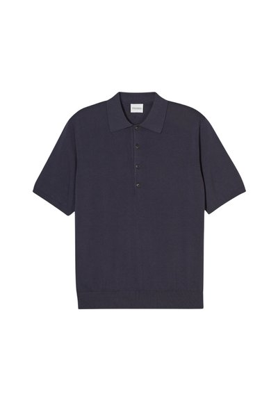 Polo a maniche corte in blu navy scuro, caratterizzato da un colletto, patta con cinque bottoni e una texture di tessuto liscia e leggera.