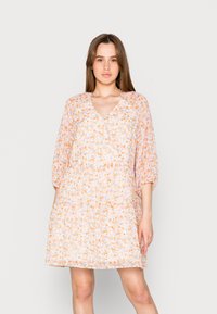 Vestido floral em rosa suave com detalhes laranja, decote em V e mangas três quartos. Tecido leve com um corte solto e design em camadas.
