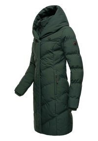 Duga zelena puffer jakna s visokim ovratnikom, zatvaranjem na zip i bočnim džepovima. Ima kvačenu površinu i rebraste rukave.