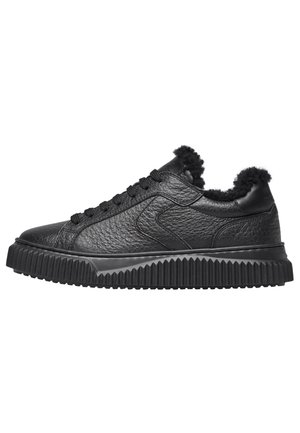 Schwarze Ledersneaker mit strukturierter Oberfläche, runder Zehenform, flauschigem Kragen und robuster Gummisohle mit vertikalen Rillen.