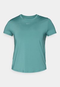 Lyhythihainen turkoosi urheilupaita, joka on valmistettu sileästä, kevyestä kankaasta. Paidassa on pieni, vaaleanharmaa Nike-logo rinnassa.