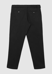 Schwarze taillierte Hose, von hinten gezeigt, mit Gürtelschlaufen, zwei geknöpften Paspeltaschen und geradem Bein.