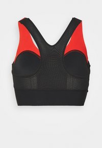 Sustentação desportiva preta com costas em malha, tiras em vermelho e design de costas nadador, com uma textura suave. Construída para vestuário atlético.