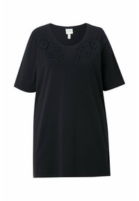 Camiseta negra de manga corta con escote redondeado, presenta diseños de corte floral a lo largo del pecho. Fabricada con una tela suave y ligera.