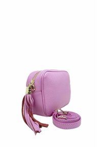Rosa lädercrossbodyväska med rektangulär form, guldsiffror, fransdetalj och justerbar rem. Strukturen är texturerad och designen är elegant.