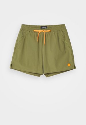 Olivengrønne shorts med elastisk talje, orange snor, to sidelommer og et lille logo nederst til venstre. Glat tekstur.