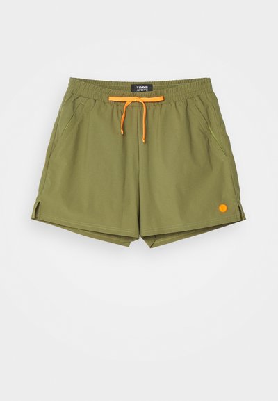 Shorts vert olive avec une taille élastique, cordon de serrage orange, deux poches latérales et un petit logo en bas à gauche. Texture lisse.