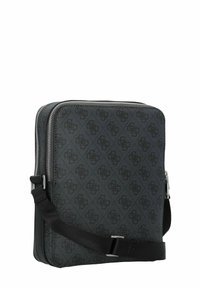 Bolso cruzado negro texturizado con cierre de cremallera, que presenta un sutil patrón grabado, correa ajustable y tejido resistente.