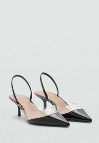 Pantofi cu toc slingback din piele patent neagră, cu accente din vinil transparent, vârful ascuțit și tocuri joase, subțiri. Textură netedă și design minimalist.
