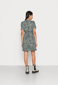 JDY JDYSUE WRAP DRESS - Vestido de malha - chinois green/black leo