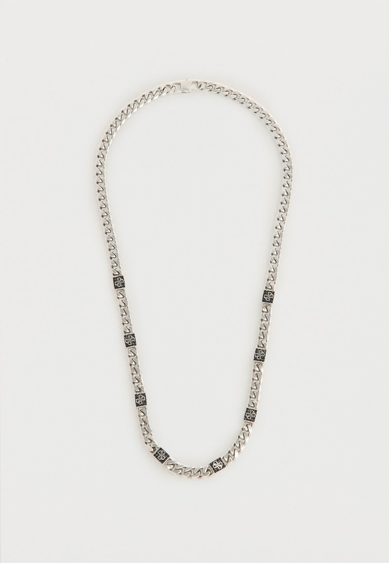 Collier en chaîne argentée avec des maillons plats et larges, ornés de carrés noirs espacés régulièrement, chacun gravé de motifs floraux.