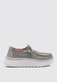 Zapatillas gris de tela texturizada, con una suela blanca salpicada, detalles de cordones elásticos y un suave forro interior rosa.