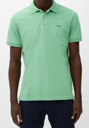 Mintgrøn polo-shirt i bomuldsblanding, korte ærmer, to knapper ved kraven, lille sort logo på brystet, lige kant, glat tekstur.