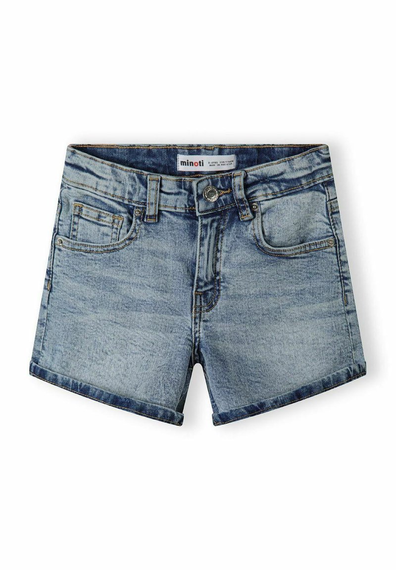 Shorts en denim bleu clair avec un délavage, présentant une fermeture à bouton à l'avant, un design à cinq poches et des détails cousus le long des coutures.