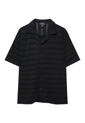 Chemise noire à manches courtes avec boutons, motif de rayures horizontales ajourées et col style camp, de la marque Pull&Bear.