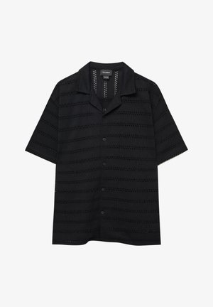 Chemise noire à manches courtes avec boutons, motif de rayures horizontales ajourées et col style camp, de la marque Pull&Bear.