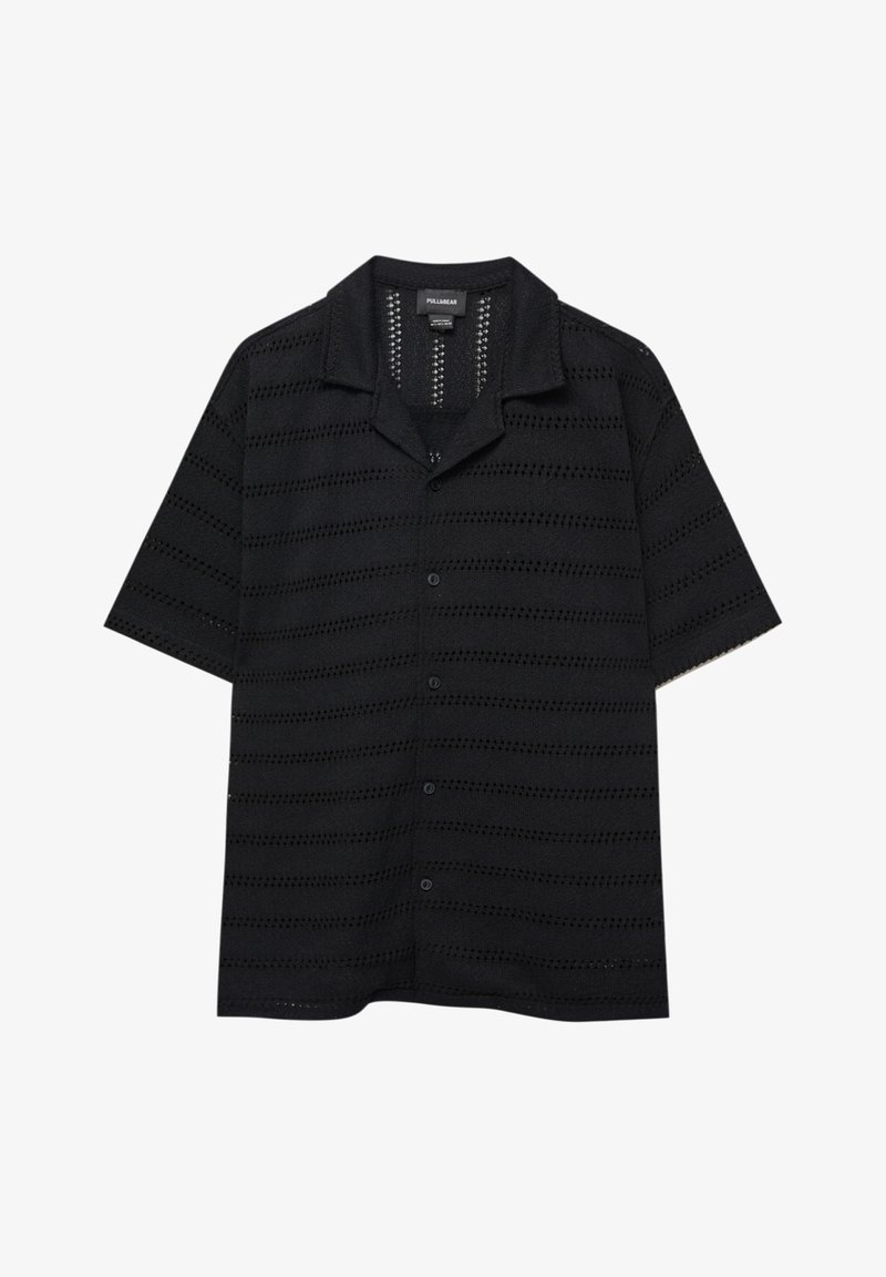 Chemise noire à manches courtes avec boutons, motif de rayures horizontales ajourées et col style camp, de la marque Pull&Bear.
