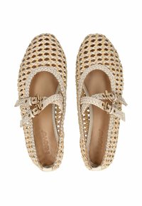 Bailarinas tejidas en color beige con un diseño de malla abierta, que cuentan con correas de doble hebilla y un forro interior suave. Acentuadas por detalles en dorado.