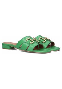 Platte sandalen met een felgroen leren bovenzijde, voorzien van twee brede banden en gouden hardware accenten aan de voorkant. Vierkante teenzool.