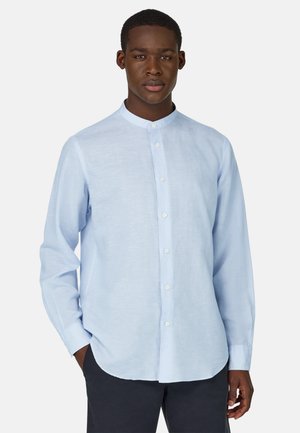 Camicia azzurra chiaro con colletto alla coreana, maniche lunghe e vestibilità dritta. Realizzata in un tessuto morbido e testurizzato con una sensazione leggera.