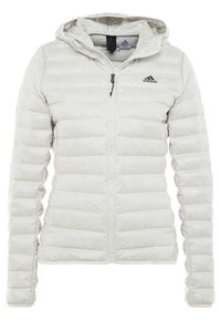 Jasnoszara kurtka puchowa z kapturem, z czarnym zamkiem błyskawicznym i logo Adidas po lewej stronie klatki piersiowej. Pikowana struktura z elastycznymi mankietami.